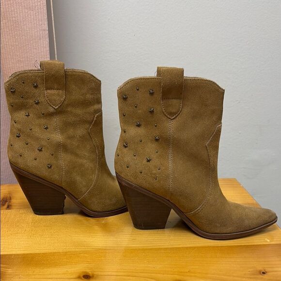 Limelight Tan Ankle Booties with 3” Stacked Heel - Women’s Size 6 Heeled Boots - Picture 11 of 12